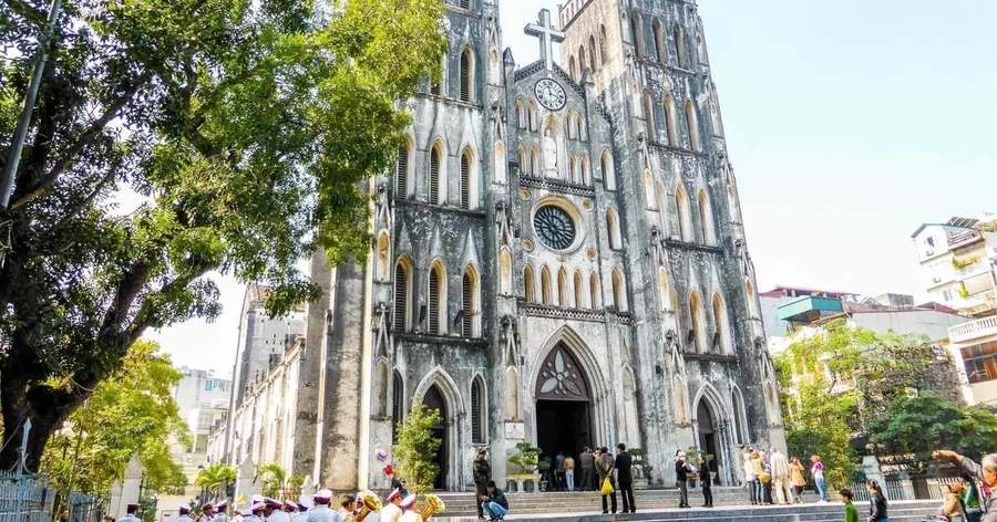 Hai tháp chuông tân Gothic màu xám của Nhà thờ Lớn Hà Nội trong ngày nắng