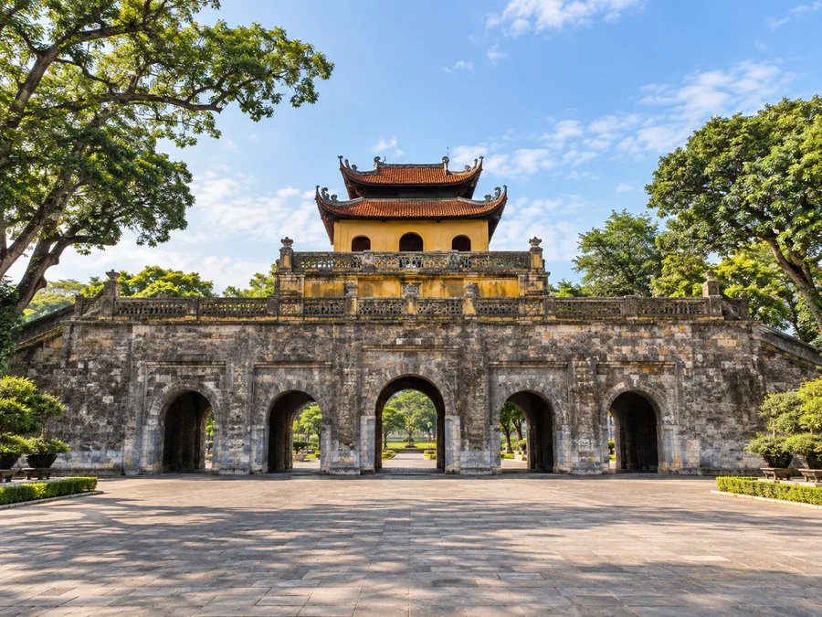 Cổng Đoan Môn năm cửa vòm của Hoàng thành Thăng Long dưới bầu trời xanh