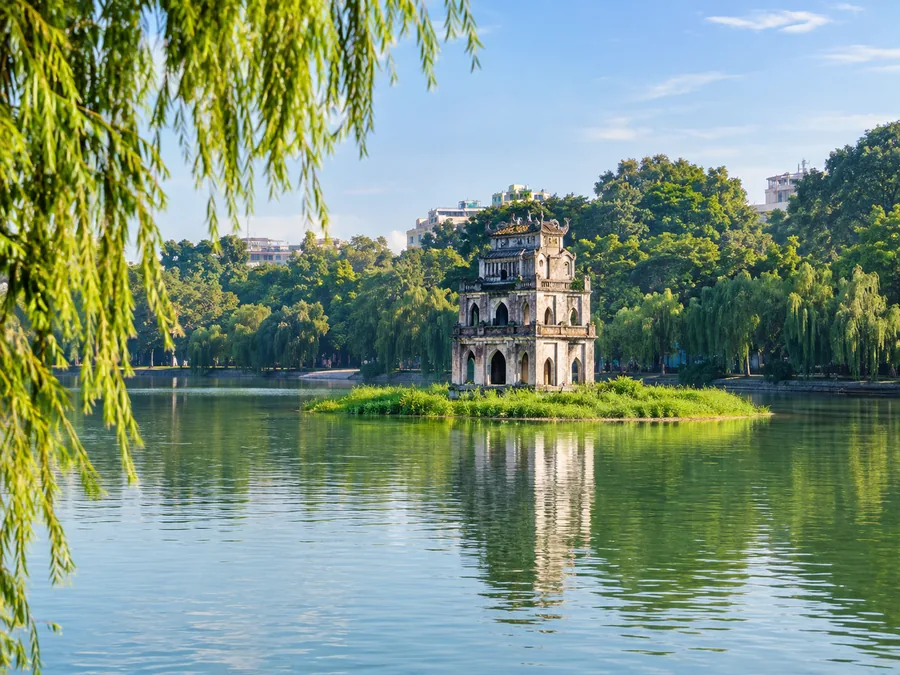 Tháp Rùa nhỏ trên gò đảo giữa hồ Hoàn Kiếm, hàng liễu rủ bên bờ