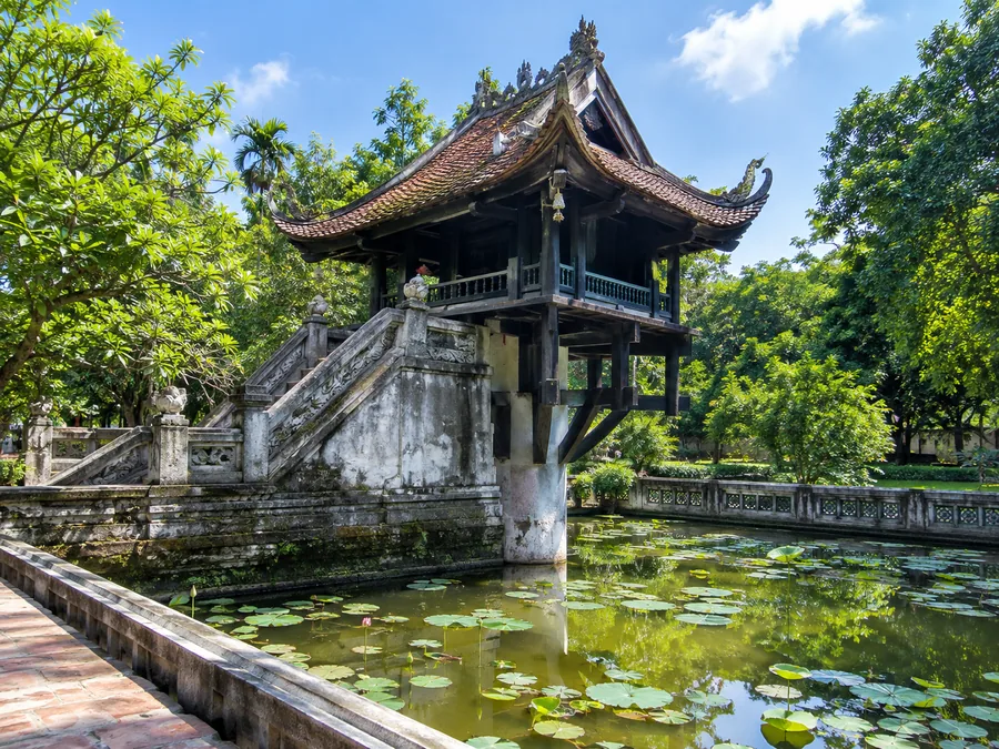 Chùa Một Cột, ngôi chùa gỗ nhỏ trên một cột đá giữa hồ sen